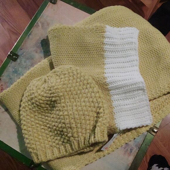 Yellow and white hat and scarf set - Picture 3 of 3